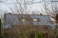 Zonnepanelen zowel horizontaal als verticaal gelegd.