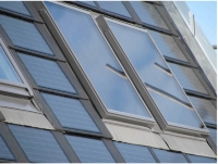 Een dak met zowel dakvensters en zonnecollectoren als ook fotovoltaïsche cellen.