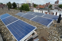 De panelen zijn van de straat af niet zichtbaar zodat het straat-beeld gehandhaafd blijft.