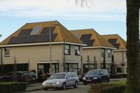 Op de daken van enkele recent gebouwde woningen in de Vogelbuurt in Haaksbergen zijn door de eigenaren zonnepanelen aangebracht. Niet allemaal op eigen houtje, maar met elkaar in overeenstemming aangebracht. Op alle drie de daken evenveel panelen, op dezelfde manier gelegd. Zo blijft het een uniform beeld in deze rij huizen.